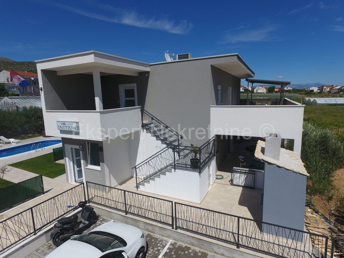 Traù, Lux. villa di 340 mq, con piscina e ampio giardino paesaggistico