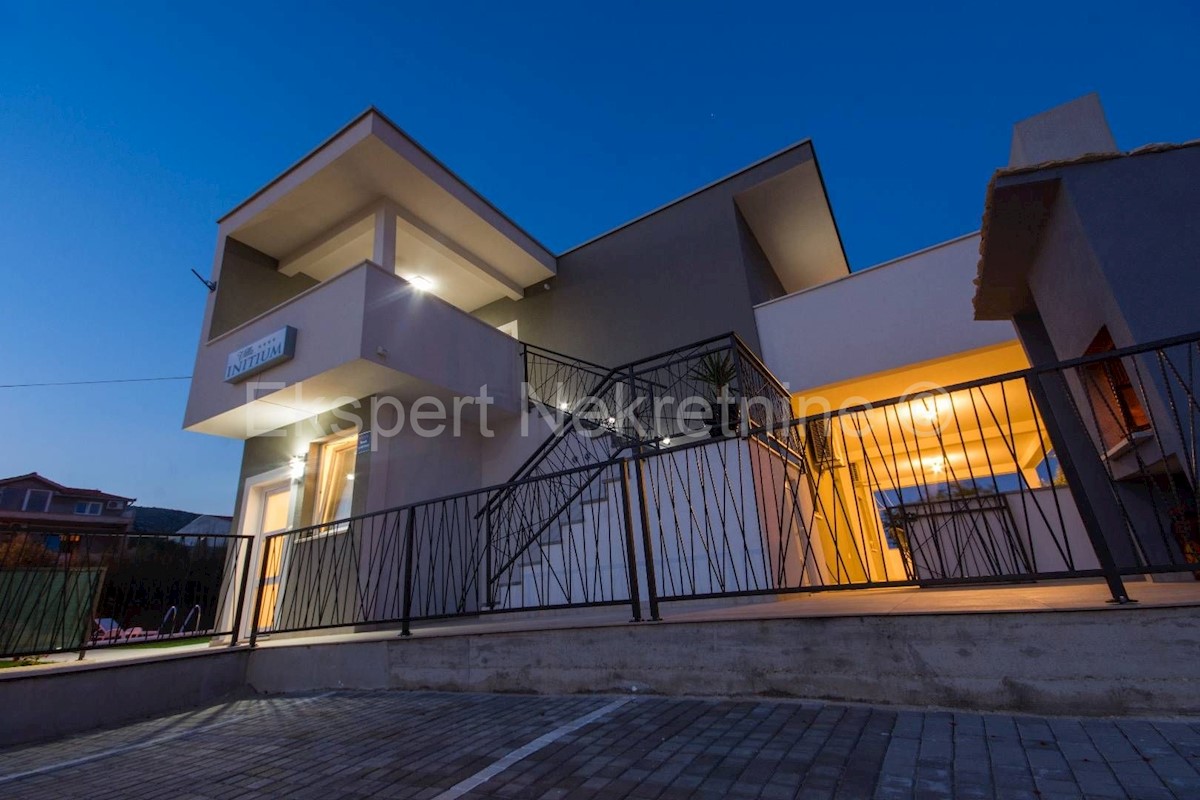 Traù, Lux. villa di 340 mq, con piscina e ampio giardino paesaggistico