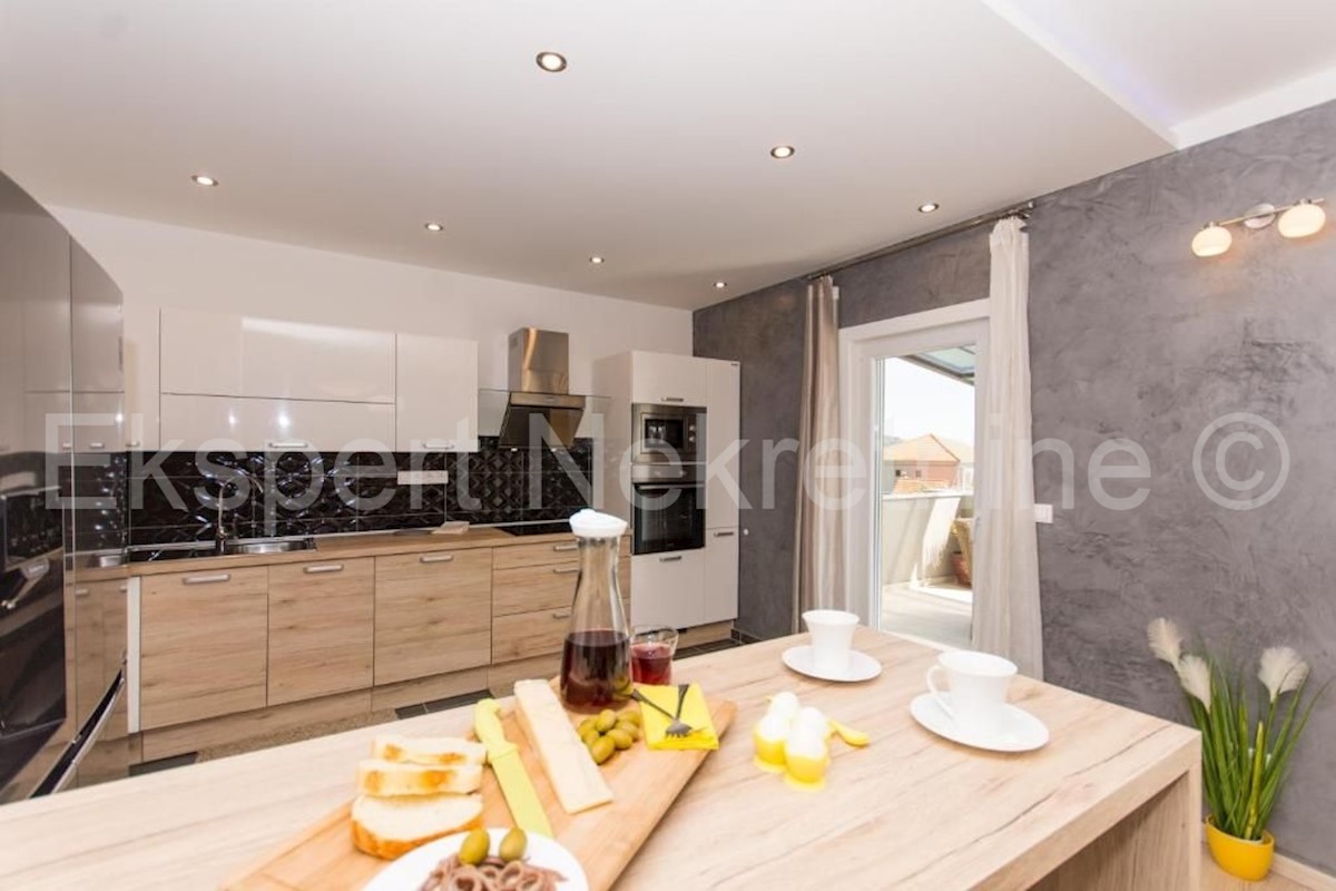 Traù, Lux. villa di 340 mq, con piscina e ampio giardino paesaggistico