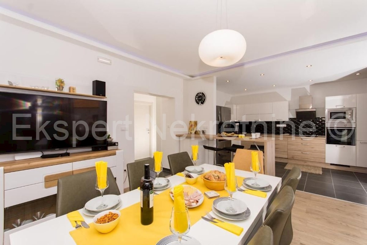 Traù, Lux. villa di 340 mq, con piscina e ampio giardino paesaggistico