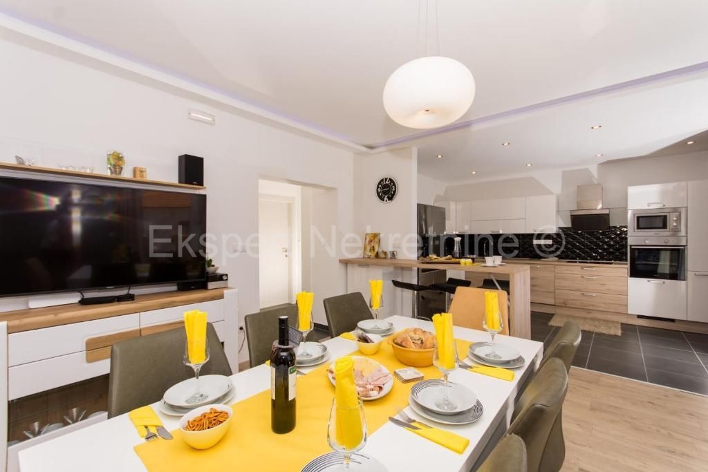 Traù, Lux. villa di 340 mq, con piscina e ampio giardino paesaggistico