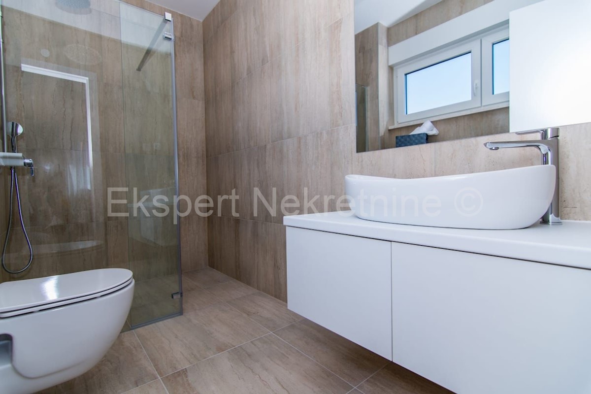 Kaštel Kambelovac, complesso di due ville ciascuna di 250 m2 con piscine