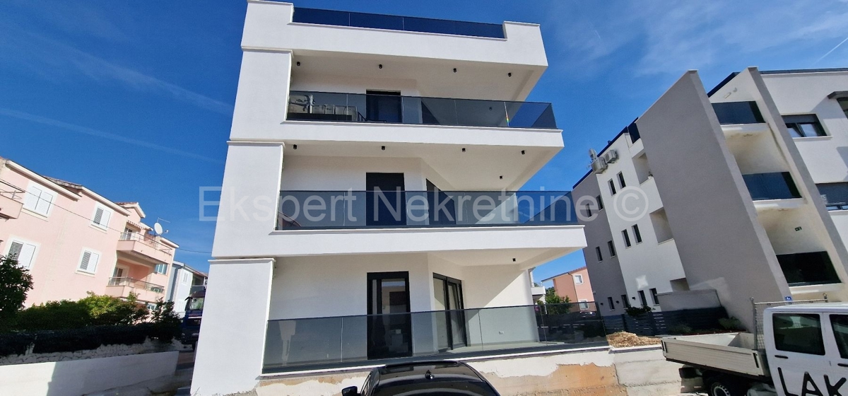 Seget Vranjica, appartamento di 3 locali 99 m2 con giardino e piscina privata 18 m2,