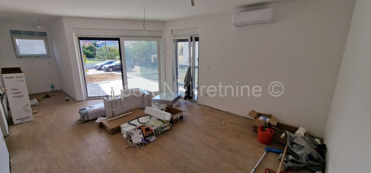 Seget Vranjica, appartamento di 3 locali 99 m2 con giardino e piscina privata 18 m2,