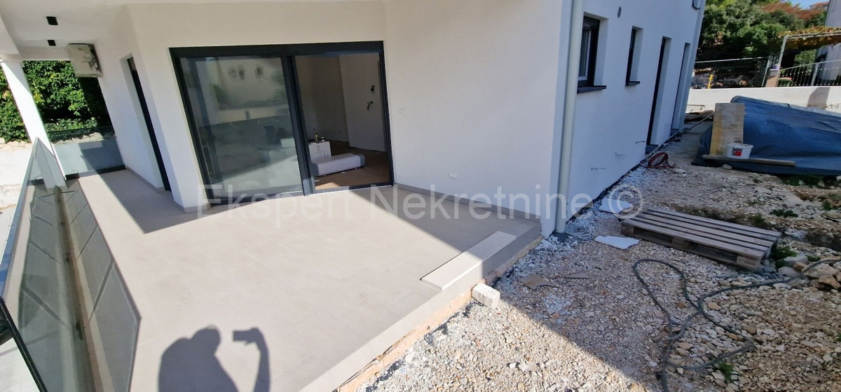 Seget Vranjica, appartamento di 3 locali 99 m2 con giardino e piscina privata 18 m2,