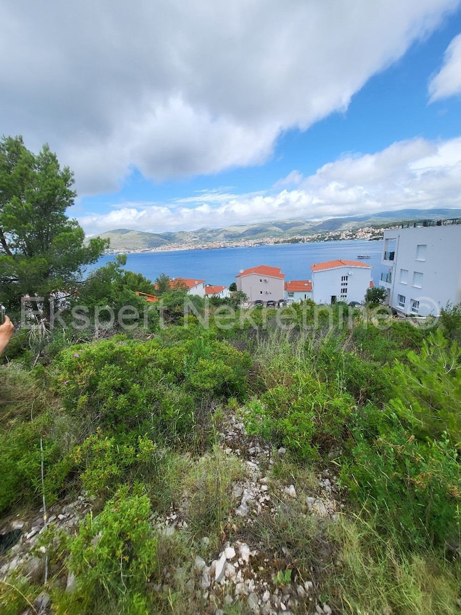 Čiovo, Okrug G, building plot 800 m2, only 150 m from the sea and the beach