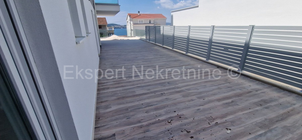 Trogir, Čiovo, appartamento con 2 camere da letto 85 m2 + giardino 63,4 m2, 150 m dal mare, nuova costruzione