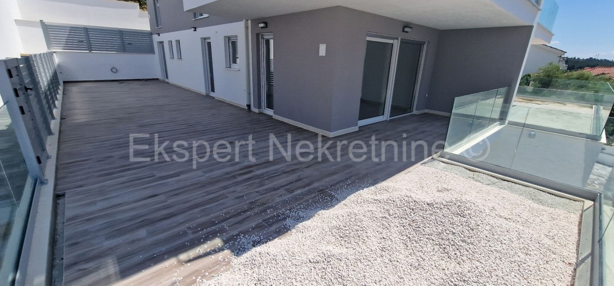 Trogir, Čiovo, appartamento con 2 camere da letto 85 m2 + giardino 63,4 m2, 150 m dal mare, nuova costruzione