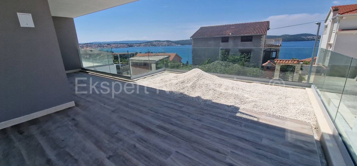 Trogir, Čiovo, appartamento con 2 camere da letto 85 m2 + giardino 63,4 m2, 150 m dal mare, nuova costruzione