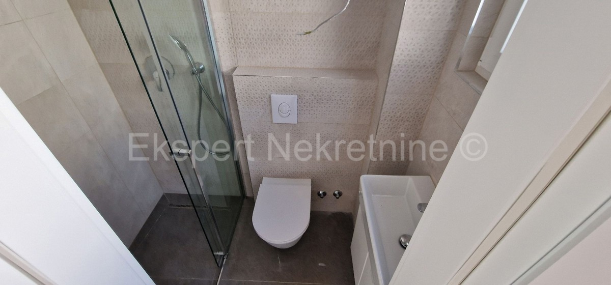 Trogir, Čiovo, appartamento con 2 camere da letto 85 m2 + giardino 63,4 m2, 150 m dal mare, nuova costruzione