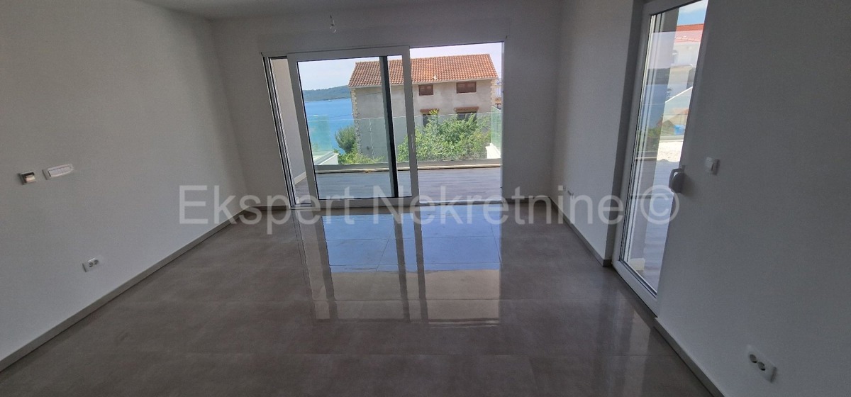 Trogir, Čiovo, appartamento con 2 camere da letto 85 m2 + giardino 63,4 m2, 150 m dal mare, nuova costruzione