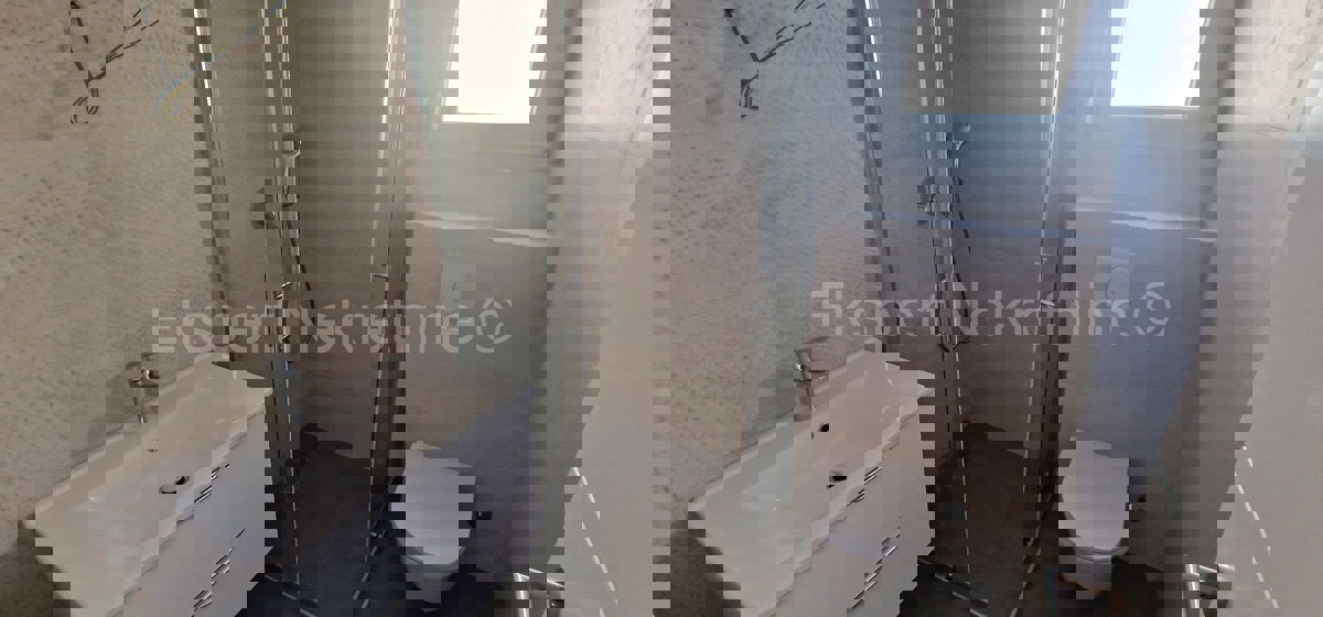 Trogir, Čiovo, appartamento con 2 camere da letto 85 m2 + giardino 63,4 m2, 150 m dal mare, nuova costruzione