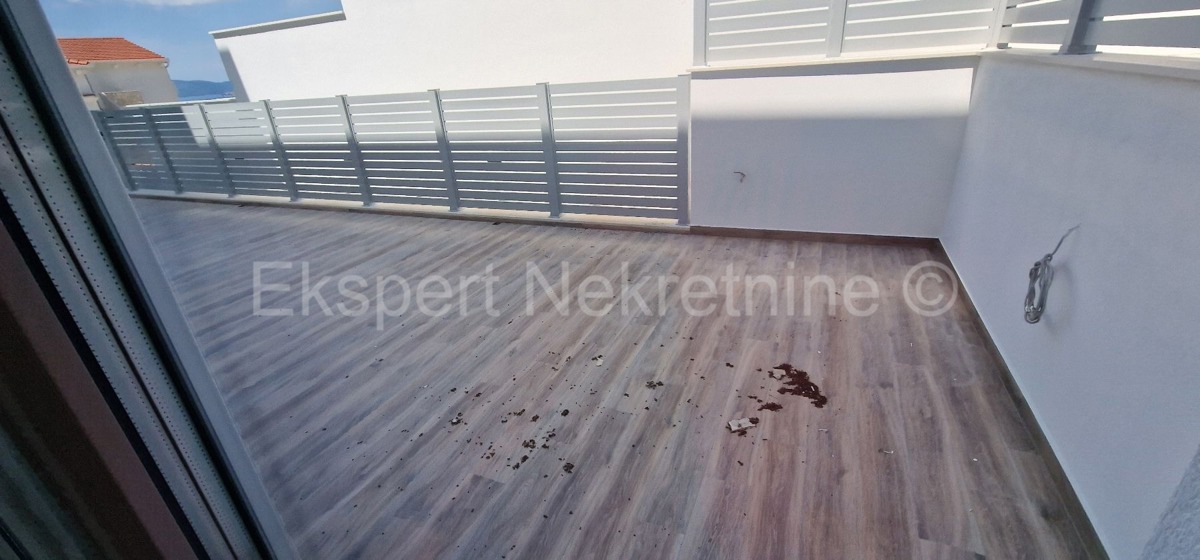 Trogir, Čiovo, appartamento con 2 camere da letto 85 m2 + giardino 63,4 m2, 150 m dal mare, nuova costruzione