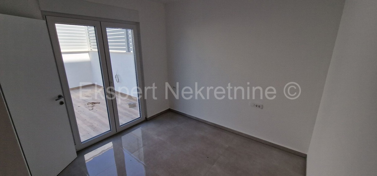 Trogir, Čiovo, appartamento con 2 camere da letto 85 m2 + giardino 63,4 m2, 150 m dal mare, nuova costruzione