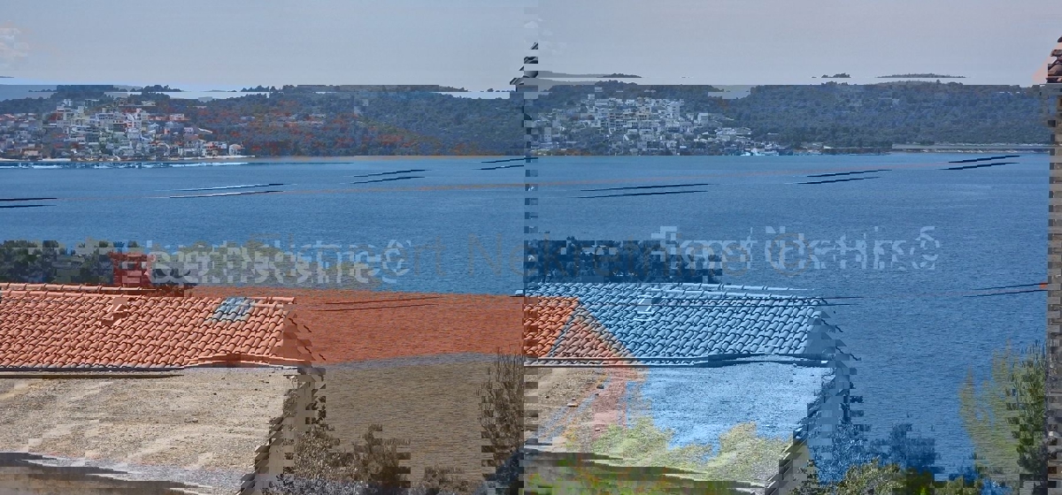 Trogir, Čiovo, appartamento con 2 camere da letto 85 m2 + giardino 63,4 m2, 150 m dal mare, nuova costruzione