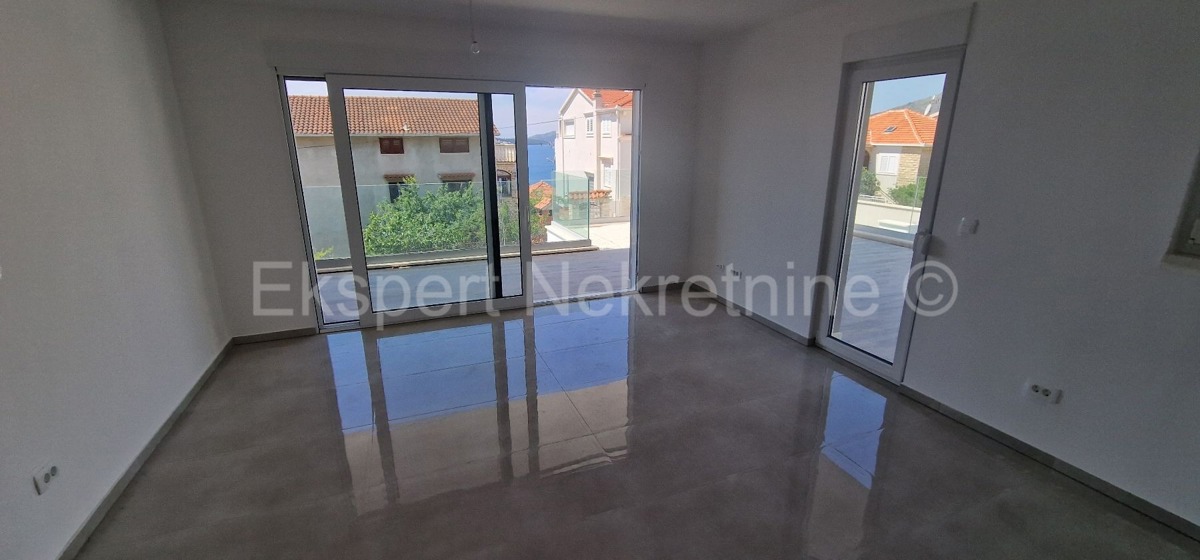 Trogir, Čiovo, appartamento con 2 camere da letto 85 m2 + giardino 63,4 m2, 150 m dal mare, nuova costruzione