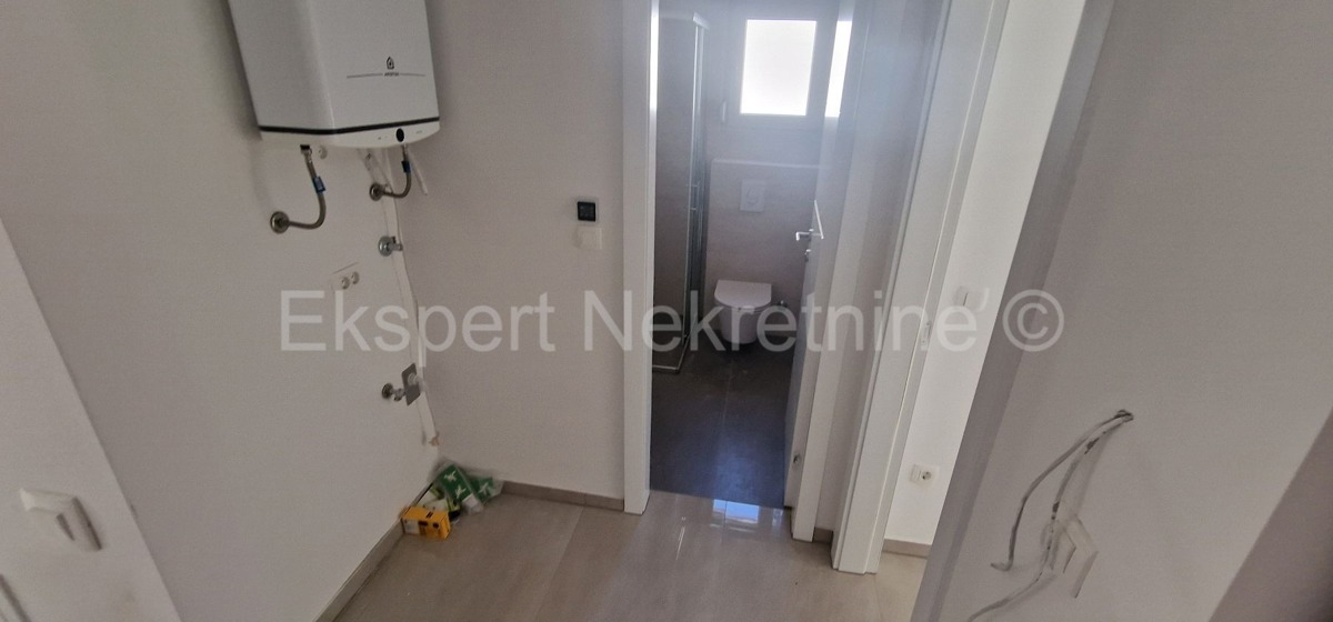 Trogir, Čiovo, appartamento con 2 camere da letto 85 m2 + giardino 63,4 m2, 150 m dal mare, nuova costruzione