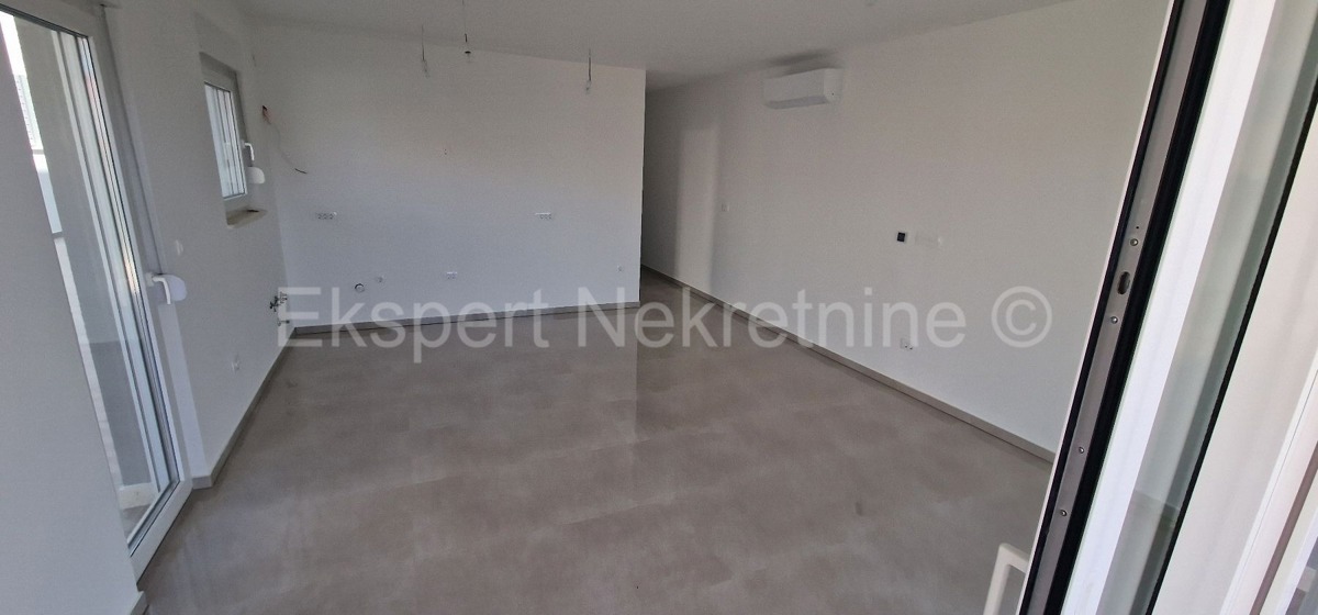 Trogir, Čiovo, appartamento con 2 camere da letto 85 m2 + giardino 63,4 m2, 150 m dal mare, nuova costruzione