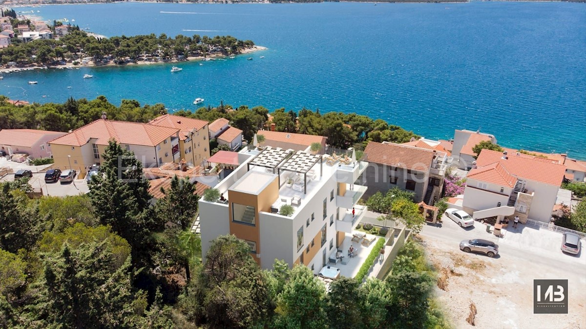 Trogir, Čiovo, appartamento con 2 camere da letto 85 m2 + giardino 63,4 m2, 150 m dal mare, nuova costruzione