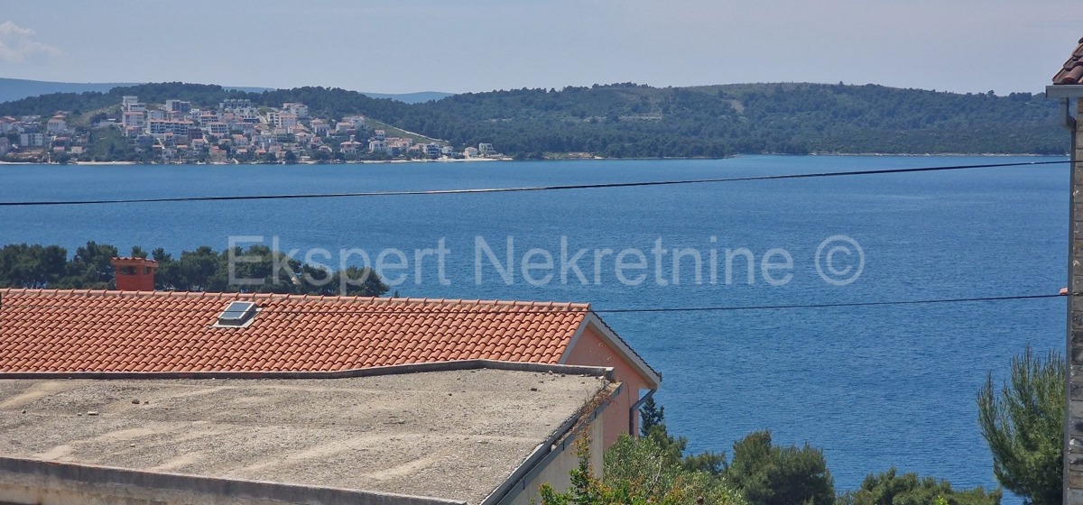 Trogir, Čiovo, appartamento con 2 camere da letto 85 m2 + giardino 63,4 m2, 150 m dal mare, nuova costruzione