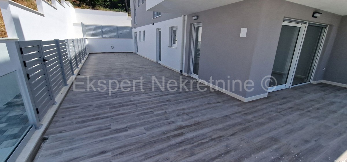 Trogir, Čiovo, appartamento con 2 camere da letto 85 m2 + giardino 63,4 m2, 150 m dal mare, nuova costruzione