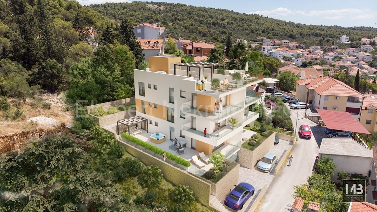 Trogir, Čiovo, appartamento con 2 camere da letto 85 m2 + giardino 63,4 m2, 150 m dal mare, nuova costruzione