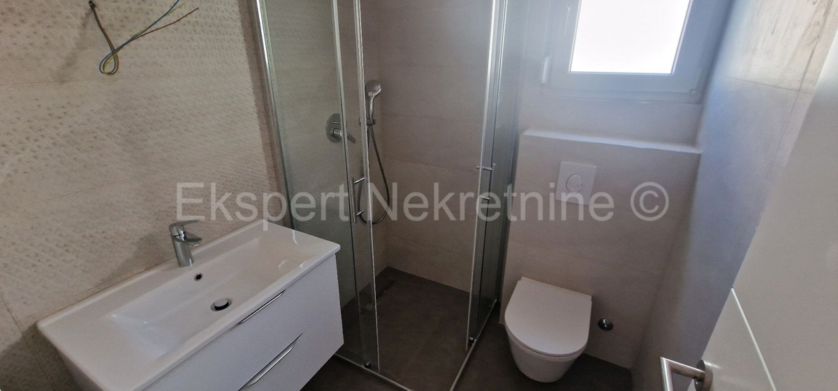 Trogir, Čiovo, appartamento con 2 camere da letto 85 m2 + giardino 63,4 m2, 150 m dal mare, nuova costruzione