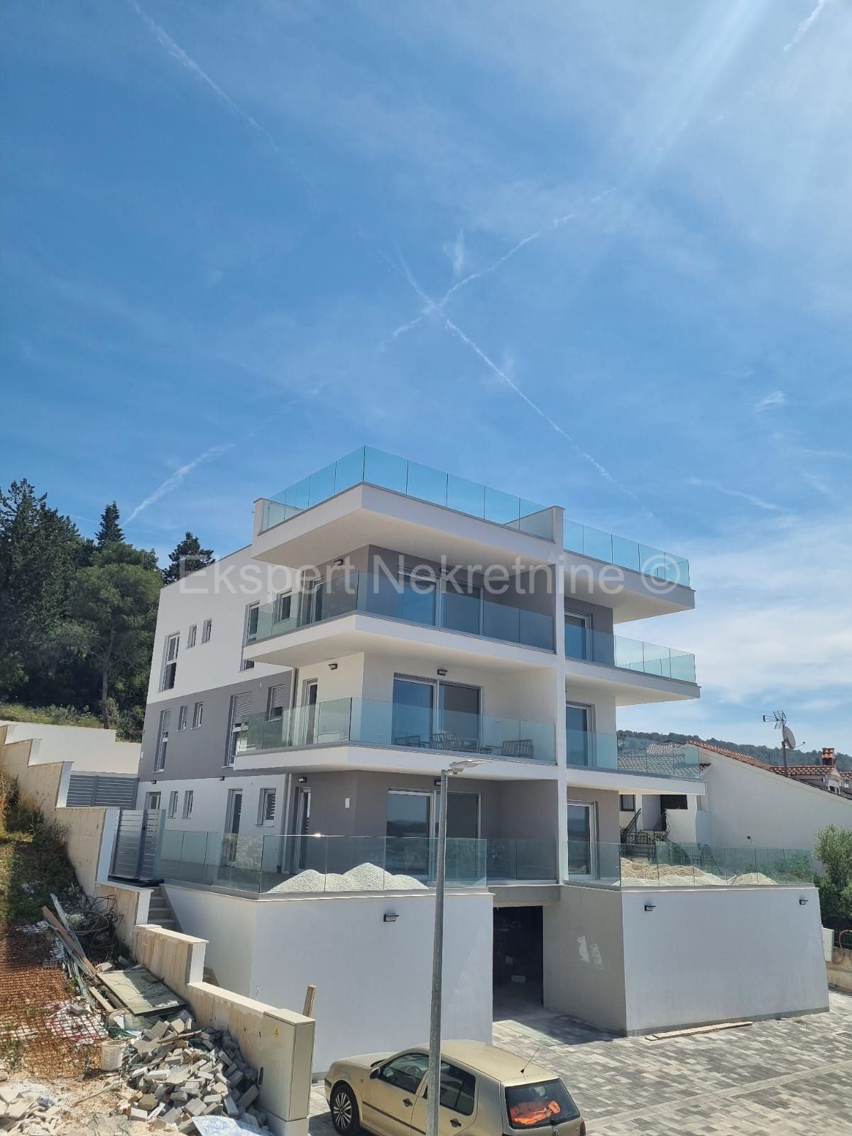 Trogir, Čiovo, appartamento con 2 camere da letto 85 m2 + giardino 63,4 m2, 150 m dal mare, nuova costruzione