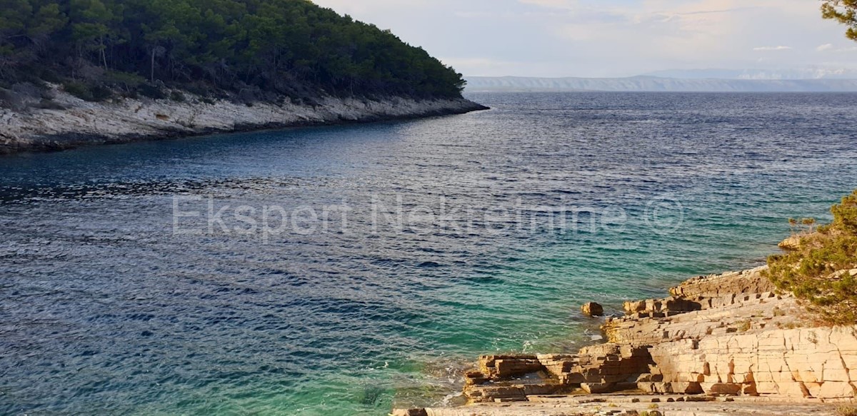 Korčula, Vela Luka, terreno edificabile 1964 m2, prima fila al mare