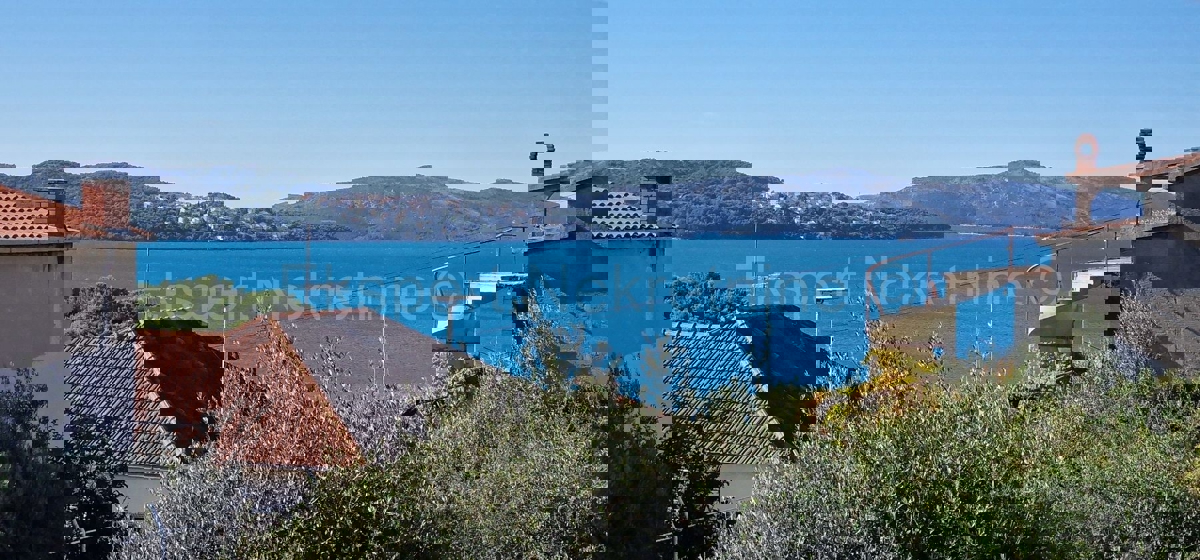 Čiovo, Trogir, terreno edificabile 572m, 180m dal mare