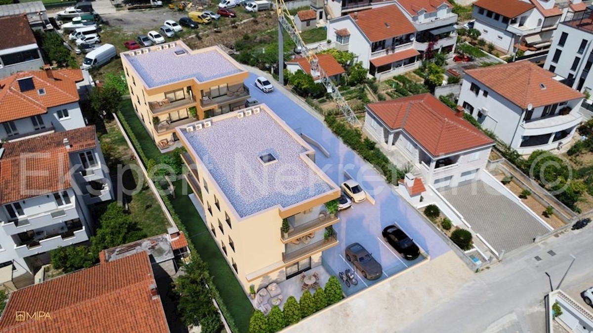 Trogir, appartamento di 2 locali 60 m2 in una nuova costruzione vicino al centro, 1° piano, ampia loggia