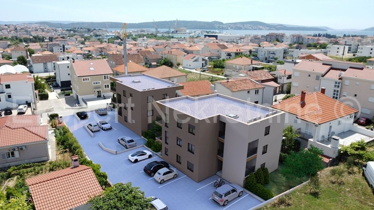 Trogir, appartamento di 2 locali 60 m2 in una nuova costruzione vicino al centro, 1° piano, ampia loggia