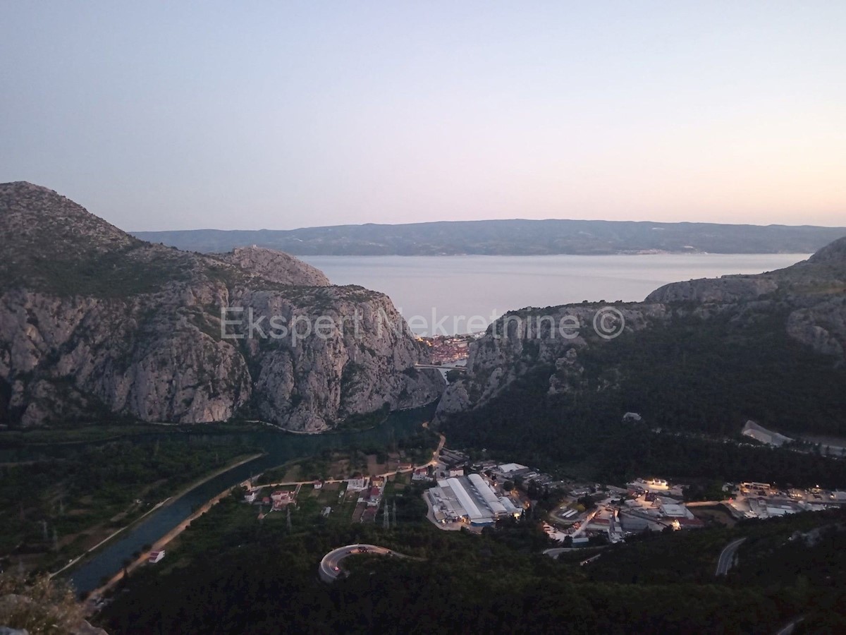 Omiš, Gata, terreno edificabile di 2000m2 con una bellissima vista