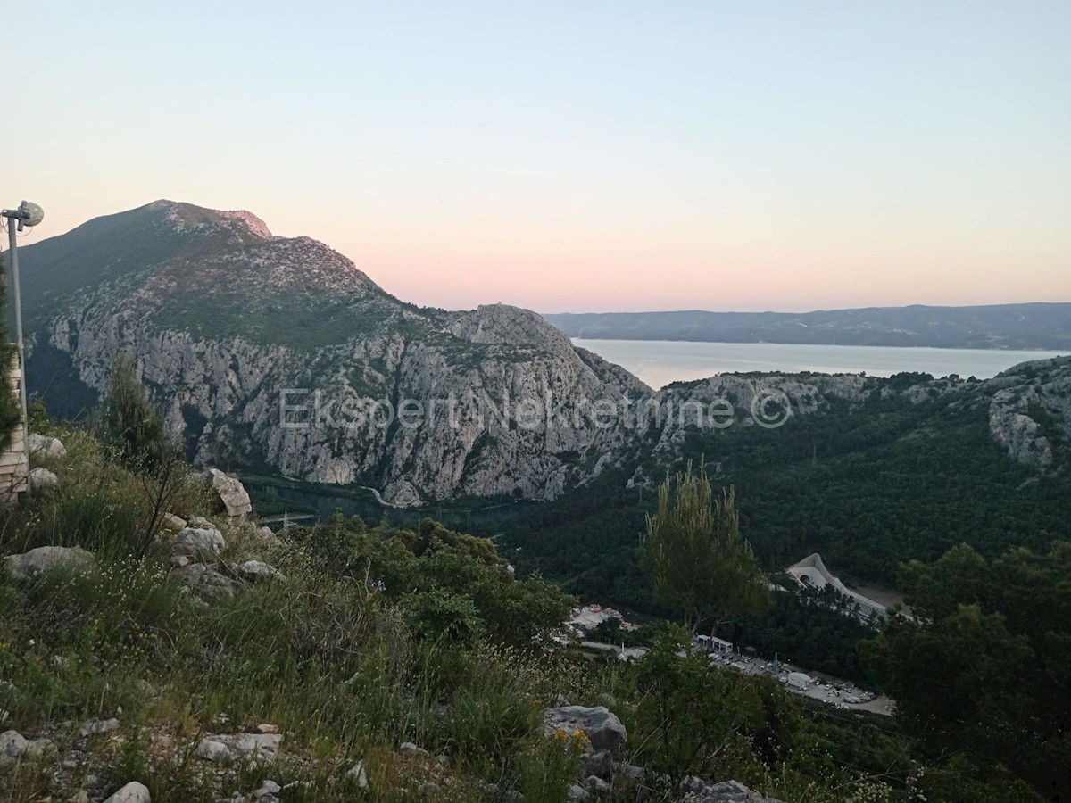 Omiš, Gata, terreno edificabile di 2000m2 con una bellissima vista