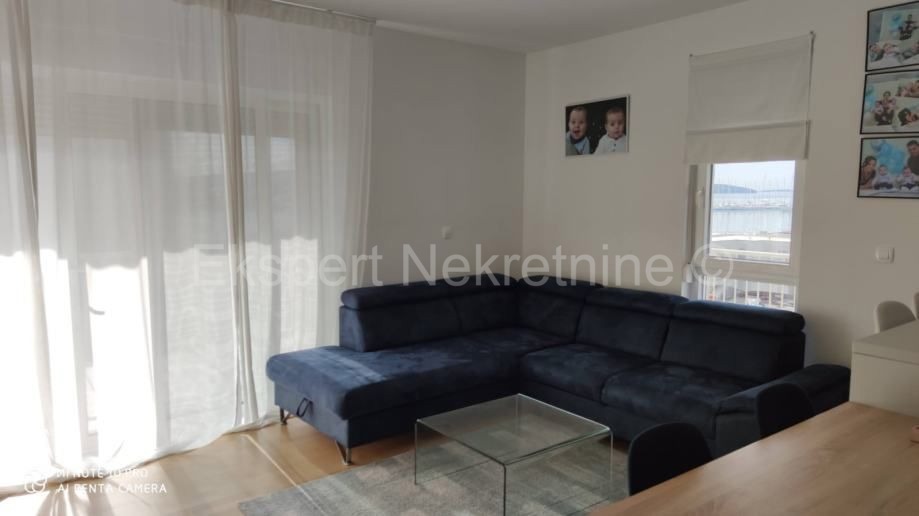 Trogir, Soline, appartamento trilocale 100m2 con vista mare, 2 posti auto