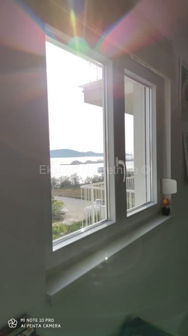 Trogir, Soline, appartamento trilocale 100m2 con vista mare, 2 posti auto