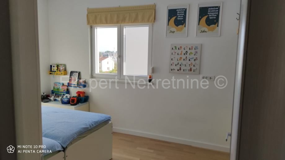 Trogir, Soline, appartamento trilocale 100m2 con vista mare, 2 posti auto