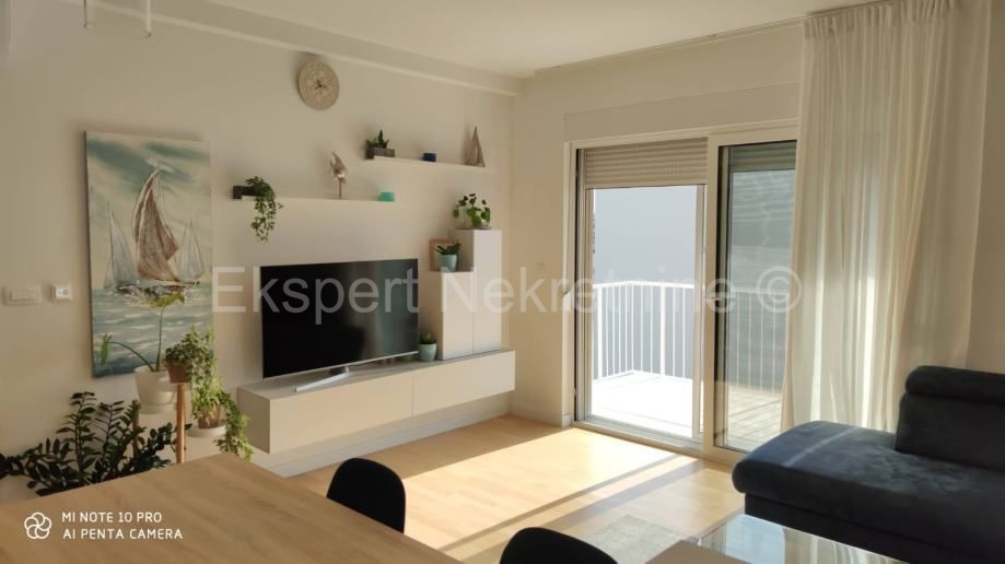 Trogir, Soline, appartamento trilocale 100m2 con vista mare, 2 posti auto