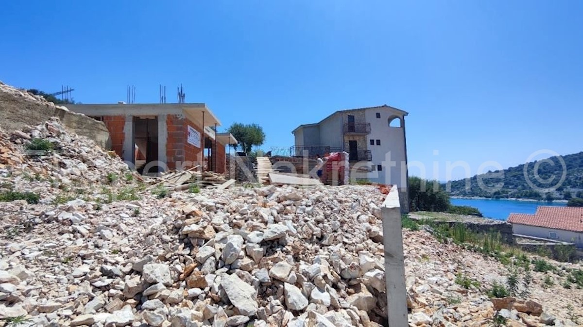 Sevid, lussuosa villa su due piani di 180m2 con piscina, a 90 metri dal mare