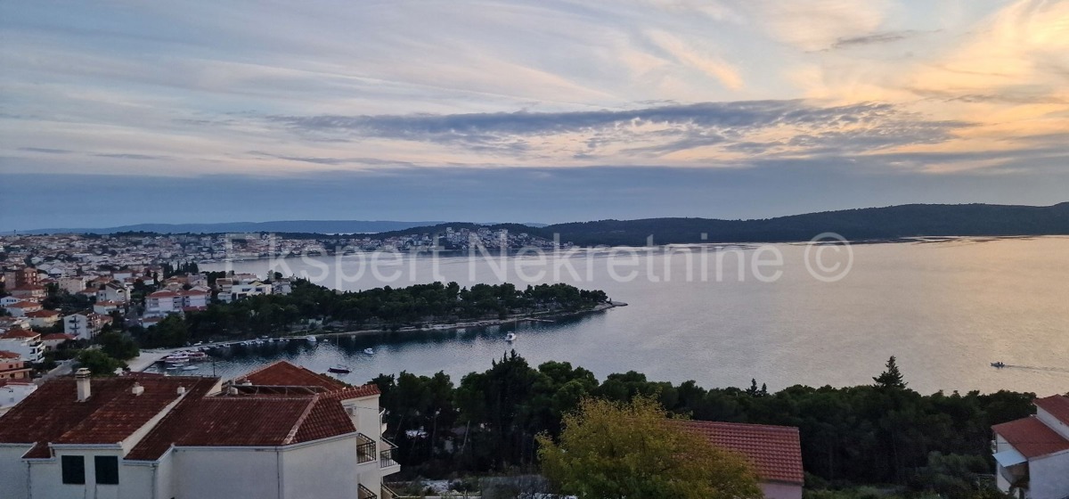 Trogir, Saldun, casa con 5 appartamenti, 487m2, terrazza sul tetto, vista sul mare aperto