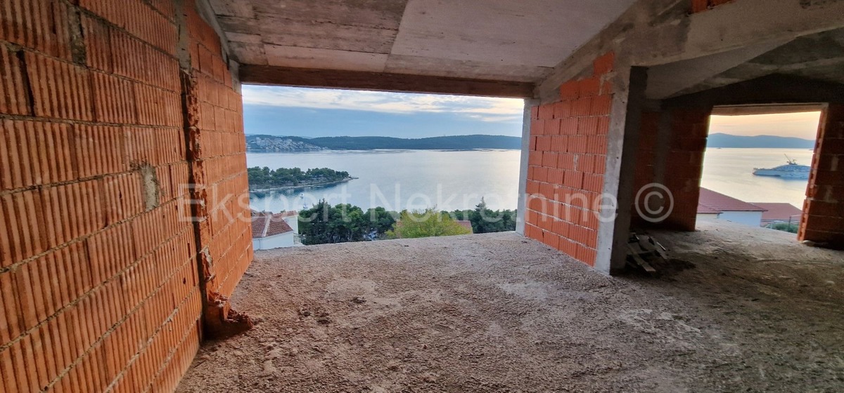 Trogir, Saldun, casa con 5 appartamenti, 487m2, terrazza sul tetto, vista sul mare aperto