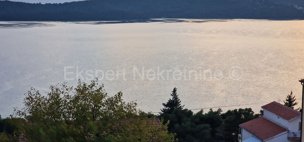 Trogir, Saldun, casa con 5 appartamenti, 487m2, terrazza sul tetto, vista sul mare aperto