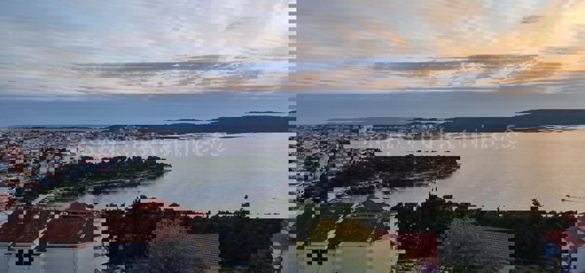 Trogir, Saldun, casa con 5 appartamenti, 487m2, terrazza sul tetto, vista sul mare aperto