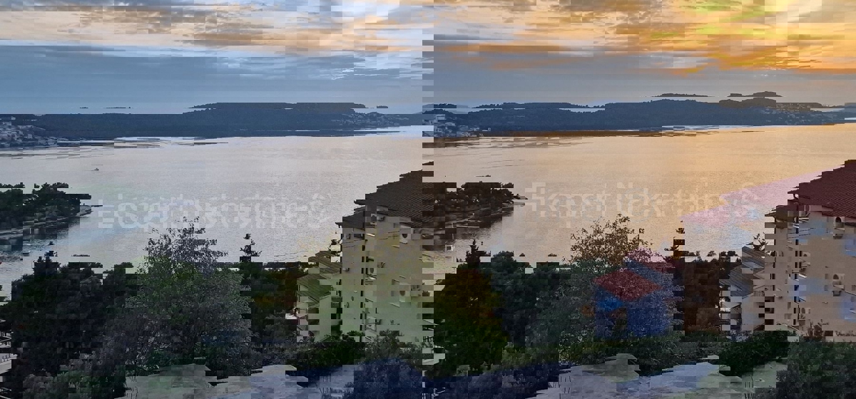 Trogir, Saldun, casa con 5 appartamenti, 487m2, terrazza sul tetto, vista sul mare aperto