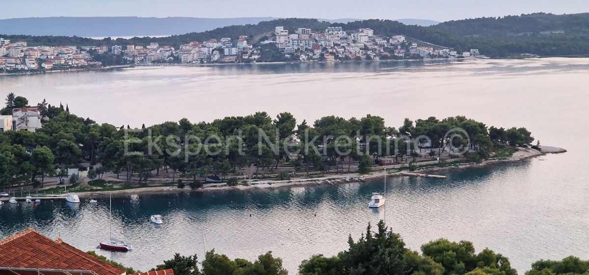 Trogir, Saldun, casa con 5 appartamenti, 487m2, terrazza sul tetto, vista sul mare aperto