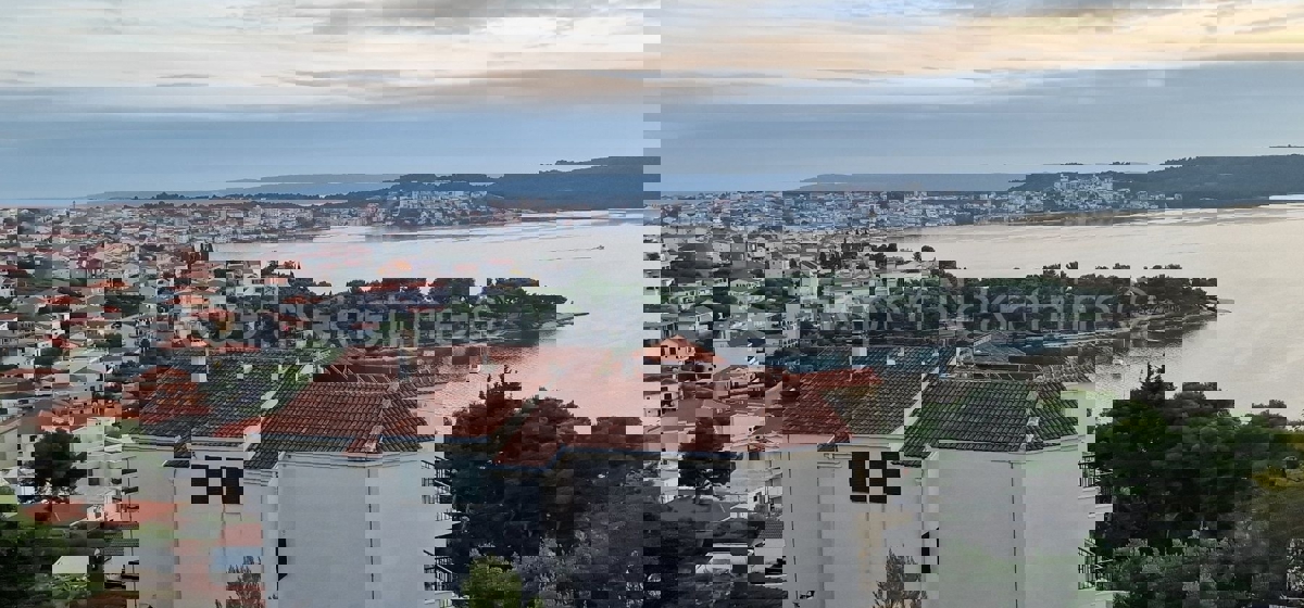 Trogir, Saldun, casa con 5 appartamenti, 487m2, terrazza sul tetto, vista sul mare aperto