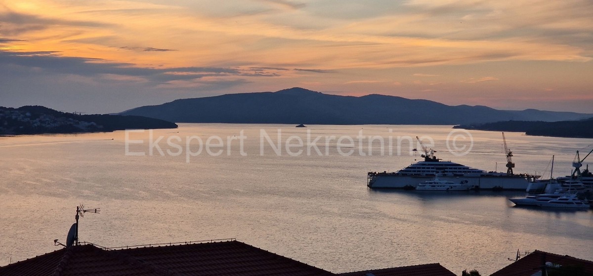 Trogir, Saldun, casa con 5 appartamenti, 487m2, terrazza sul tetto, vista sul mare aperto
