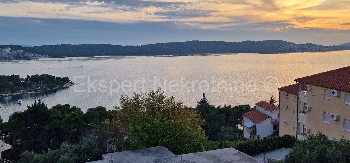 Trogir, Saldun, casa con 5 appartamenti, 487m2, terrazza sul tetto, vista sul mare aperto