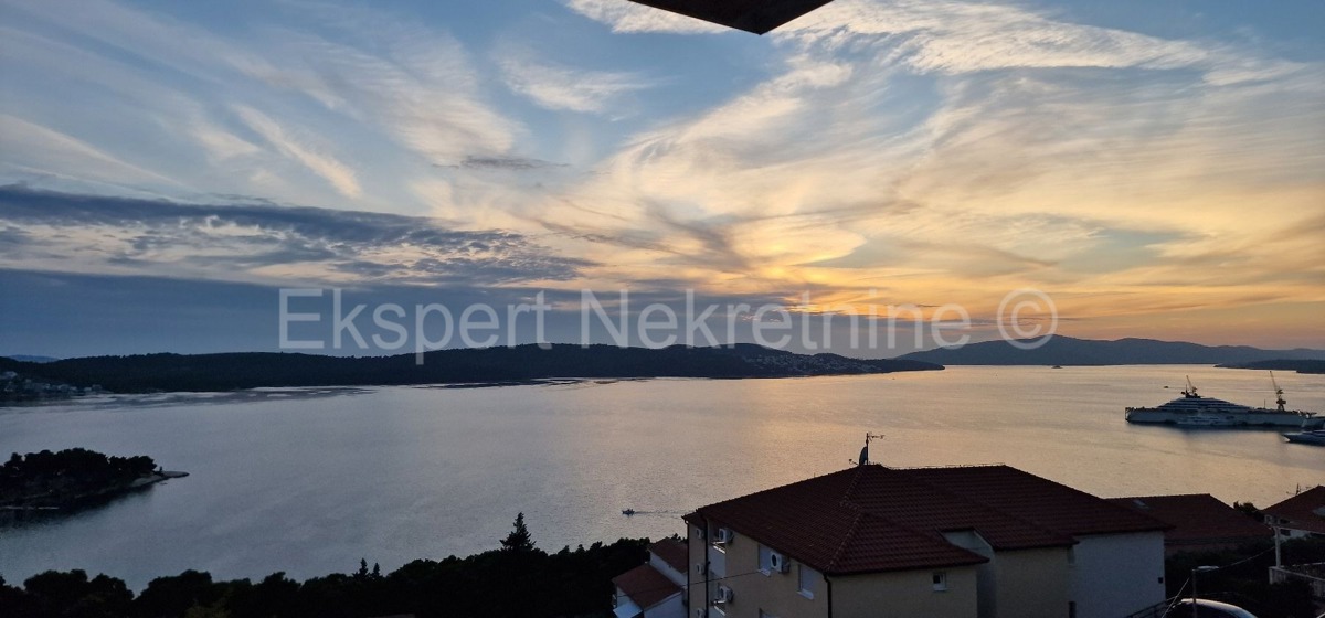 Trogir, Saldun, casa con 5 appartamenti, 487m2, terrazza sul tetto, vista sul mare aperto