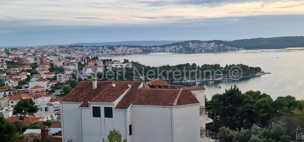 Trogir, Saldun, casa con 5 appartamenti, 487m2, terrazza sul tetto, vista sul mare aperto
